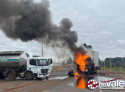 Acidente com caminhões no Oeste! Um deles pegou fogo e ficou destruído
