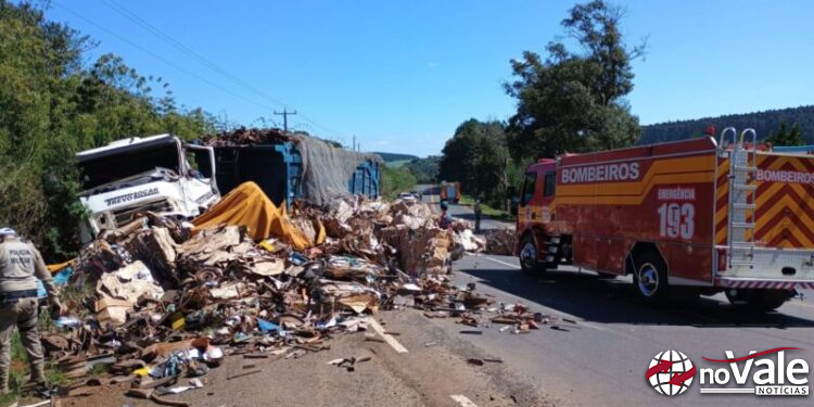 Colisão entre caminhões deixa condutores feridos na SC-355
