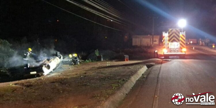 Veículo com placas de Capinzal capota, incendeia e ocupantes fogem do local em Pinheiro Preto