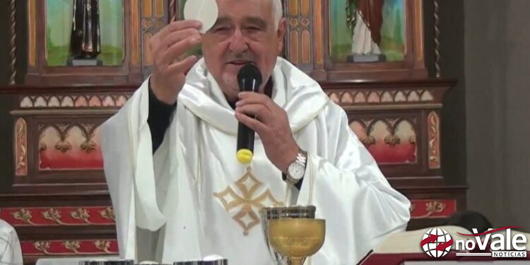 Fiéis participam da oitava noite da novena de Frei Crispim em Ouro; Assista