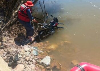 Bombeiros buscam por homem desaparecido após cair em rio na Serra