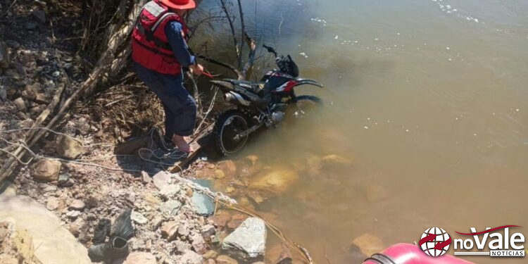 Bombeiros buscam por homem desaparecido após cair em rio na Serra