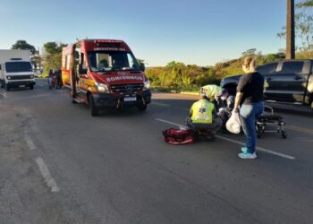 Colisão entre moto e veículo deixa mulher ferida no acesso Cidade Alta