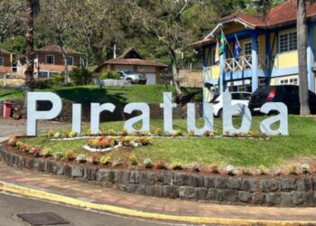 Piratuba: Letreiro da cidade recebe ação de embelezamento