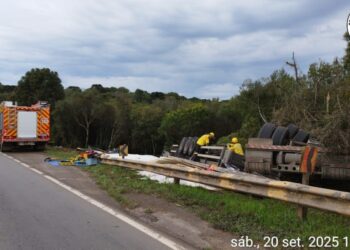 Motorista fica ferido em capotamento de caminhão na BR-470, em Campos Novos