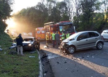 Colisão entre automóveis mata duas pessoas e deixa três feridas na BR-282
