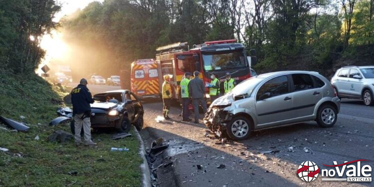 Colisão entre automóveis mata duas pessoas e deixa três feridas na BR-282