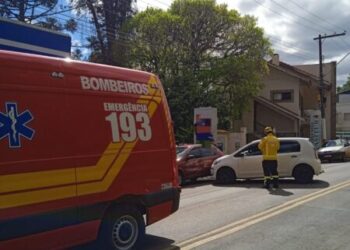 Bombeiros atendem acidente de trânsito no centro de Piratuba