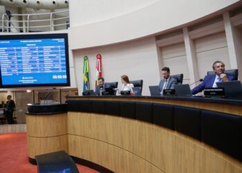 Alesc aprova aulas de autodefesa para meninas nas escolas de SC