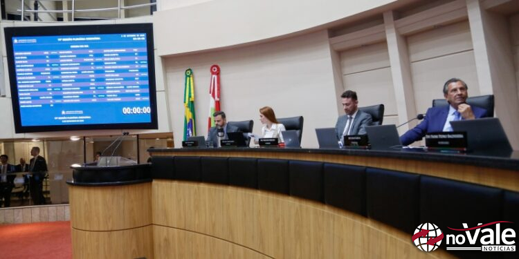 Alesc aprova aulas de autodefesa para meninas nas escolas de SC