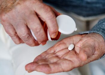 Anvisa aprova novo remédio para Alzheimer, mas preço alto gera debate