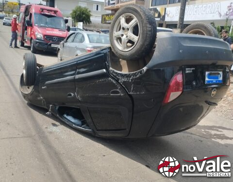 Mulher fica ferida após capotamento de carro no centro de Irani