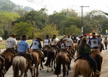 Capinzal realiza 14ª Cavalgada em homenagem ao Dia do Gaúcho