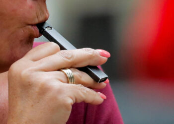 Uso de cigarro eletrônico cresce no Brasil e preocupa especialistas; jovens são maioria dos usuários