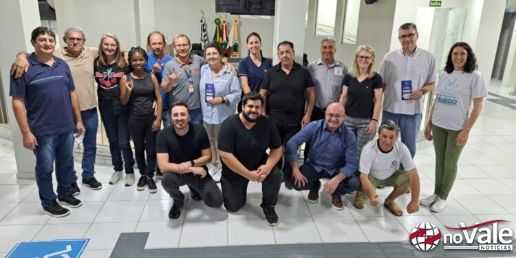 Comunidade surda visita Câmara de Vereadores de Capinzal