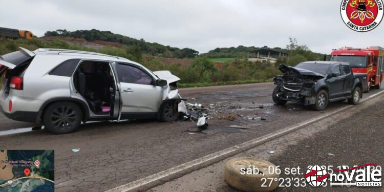 Colisão frontal deixa três pessoas feridas na BR-282 em Campos Novos