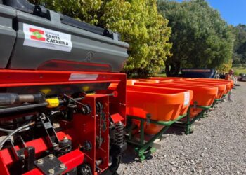 Governo do Estado entrega 131 equipamentos agrícolas para 37 municípios em evento realizado em Campos Novos