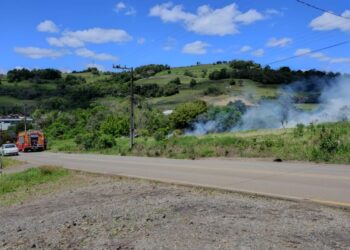 Bombeiros controlam incêndio em vegetação na Barra do Leão em Campos Novos