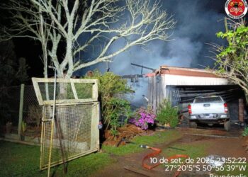 Incêndio destrói residência e atinge galpão com máquinas agrícolas em Brunópolis