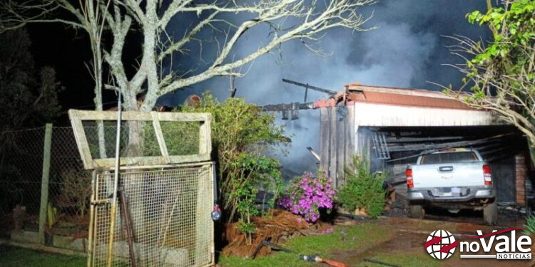 Incêndio destrói residência e atinge galpão com máquinas agrícolas em Brunópolis