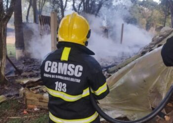 Incêndio destrói quiosque e veículo em distrito de Campos Novos