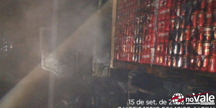 Caminhão carregado com carga de cerveja pega fogo às margens da SC-350