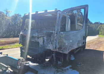 Caminhão tem cabine destruída por incêndio na SC-150 em Água Doce