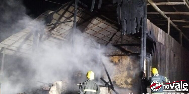 Incêndio atinge barracão de ração em propriedade rural de Campos Novos