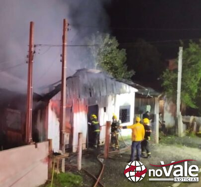 Incêndio destrói residência e bar em Curitibanos