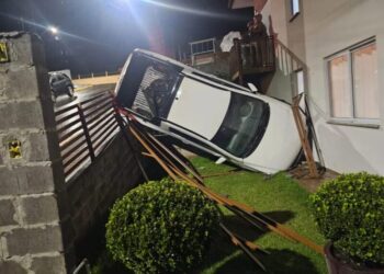 Saveiro invade pátio de residência após acidente em Piratuba