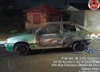 Veículo é destruído por incêndio durante a madrugada em Lebon Régis