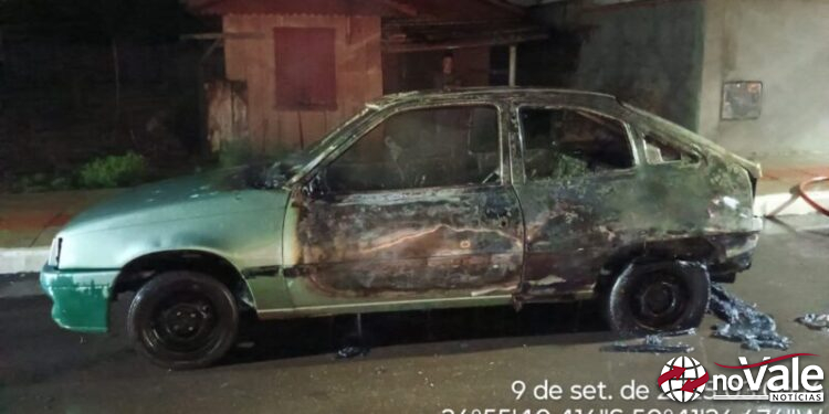 Veículo é destruído por incêndio durante a madrugada em Lebon Régis