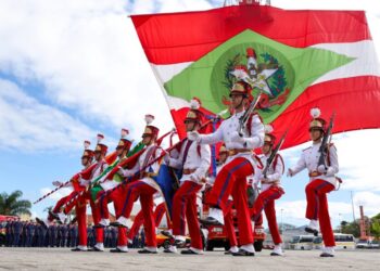 Com a presença do governador, Corpo de Bombeiros Militar de SC comemora 99 anos com homenagens e formatura de oficiais