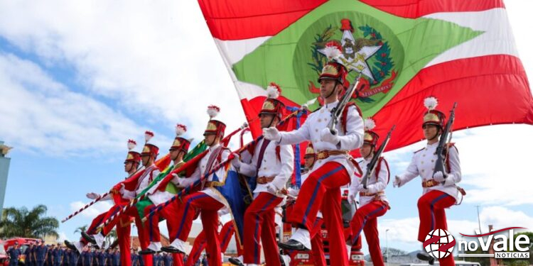 Com a presença do governador, Corpo de Bombeiros Militar de SC comemora 99 anos com homenagens e formatura de oficiais
