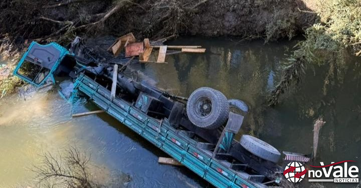 Caminhão cai dentro de um rio e condutor morre na Serra