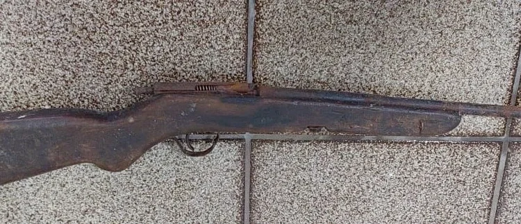 Homem é preso e arma artesanal apreendida em operação policial em Ouro