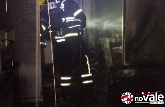 Corpo de Bombeiros combate incêndio em residência em Campos Novos