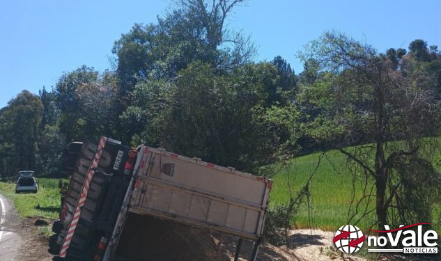 Tombamento de caminhão mobiliza bombeiros na SC-350