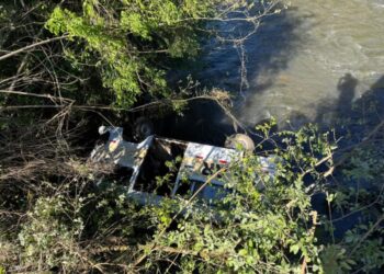 Kombi escolar com 12 ocupantes cai em rio em Santa Cecília
