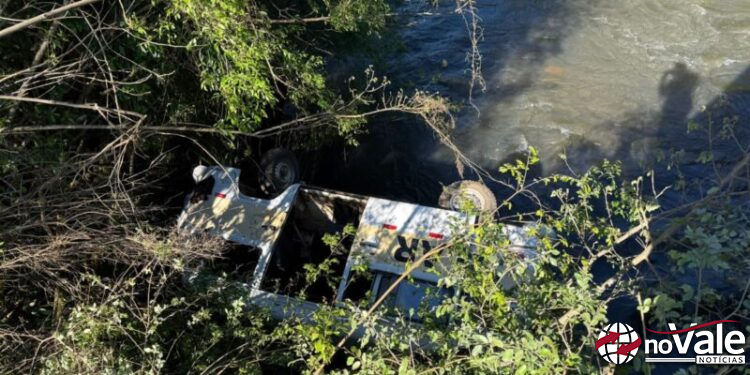 Kombi escolar com 12 ocupantes cai em rio em Santa Cecília