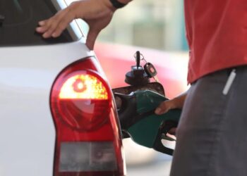 Petrobras reduz preço da gasolina em 4,9% para distribuidoras