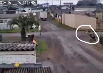 VÍDEO: idoso ‘voa’ após caminhão se enroscar em fio e arrastar bicicleta