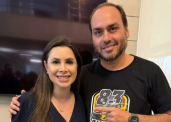 Carlos Bolsonaro confirma ele próprio e Caroline de Toni como pré-candidatos ao Senado por SC