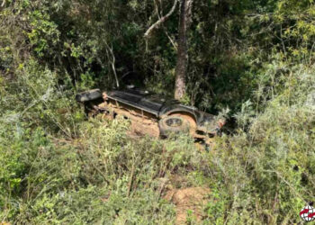 Mulher morre após saída de pista e capotamento na BR-282