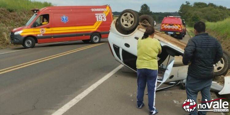 Capotamento deixa mulher ferida na BR-470, em Curitibanos