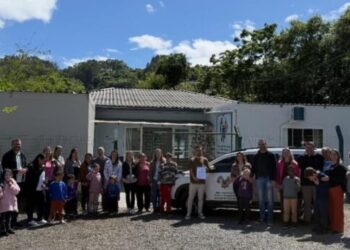 Administração de Capinzal entrega veículo à Associação dos Pais e Amigos dos Autistas (AMA)