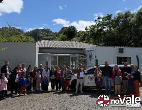Administração de Capinzal entrega veículo à Associação dos Pais e Amigos dos Autistas (AMA)