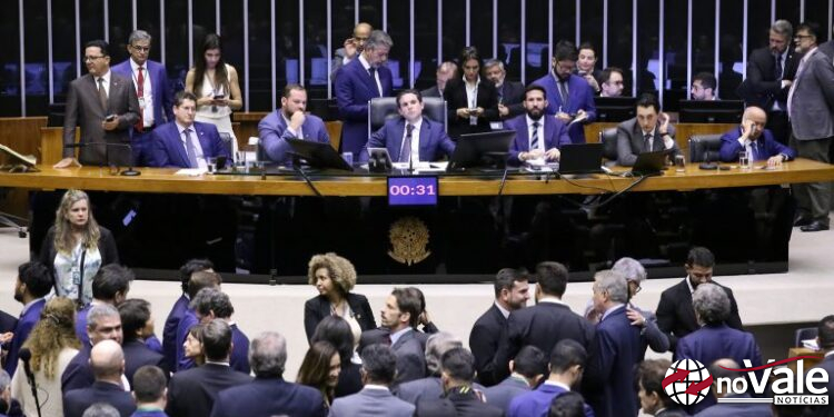 Câmara aprova projeto que isenta do IR quem ganha até R$ 5 mil por mês