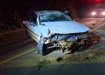 Jovem fica ferido em capotamento de veículo na SC-135