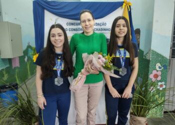 Escola Viver e Conhecer homenageia professora e alunas pelas conquistas no Concurso de Redação do Consórcio Machadinho